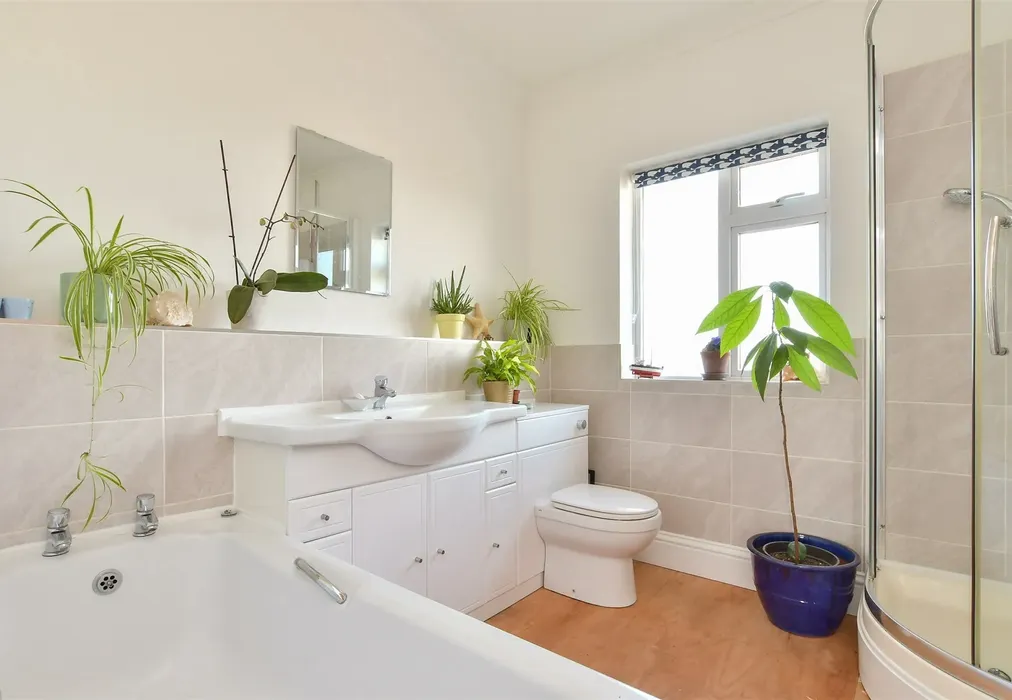 Family Bathroom - Westdean Avenue, Newhaven, East Sussex - Wards of Kent