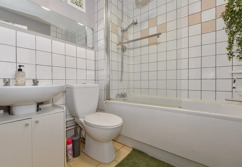 Bathroom - Willowside, Snodland, Kent - Wards of Kent