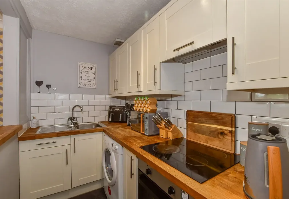 Kitchen - Willowside, Snodland, Kent - Wards of Kent