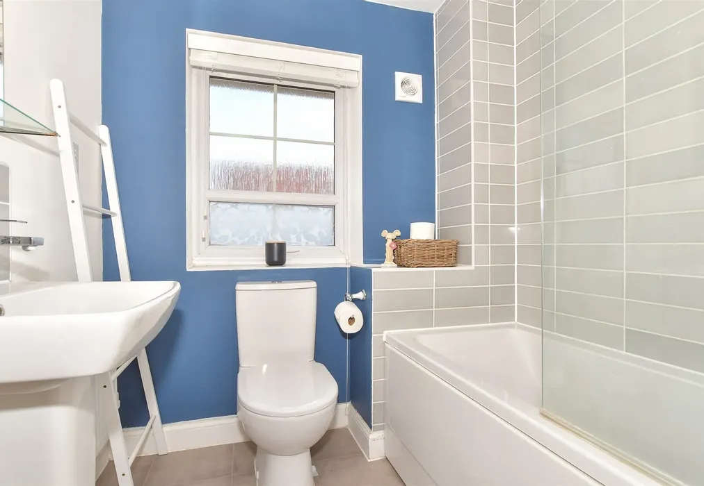 Bathroom - Concorde Street, Faversham, Kent - Wards of Kent