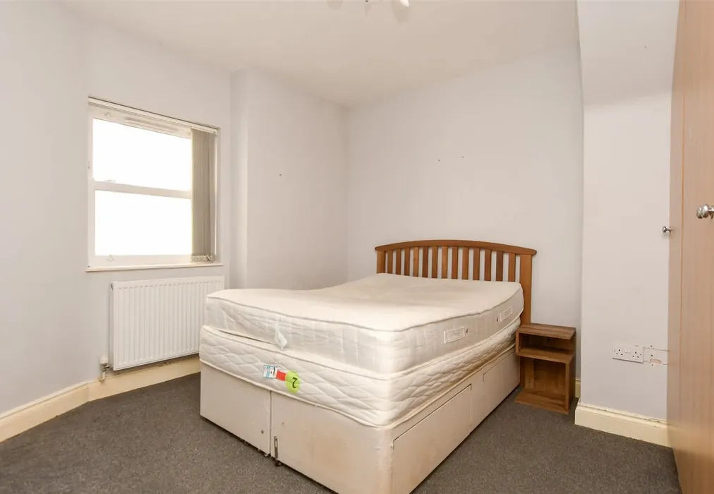 Bedroom 2 - Yattendon Road, Horley, Surrey - Wards of Kent