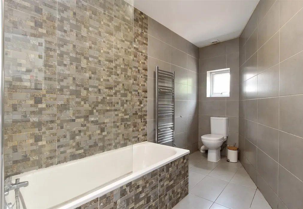 Bathroom - Yattendon Road, Horley, Surrey - Wards of Kent