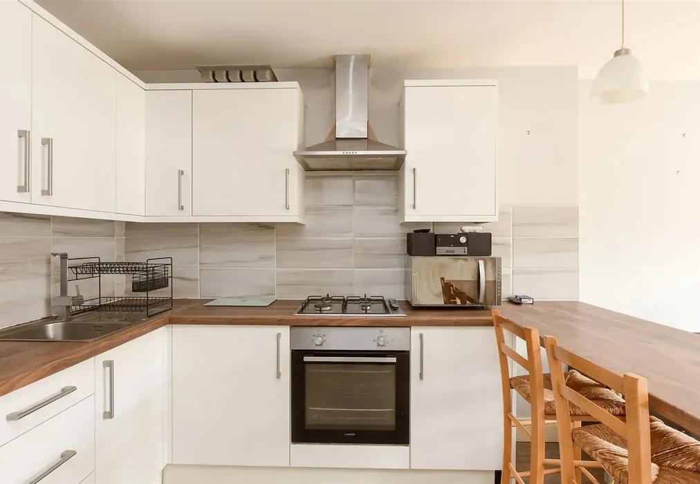 Kitchen - Yattendon Road, Horley, Surrey - Wards of Kent