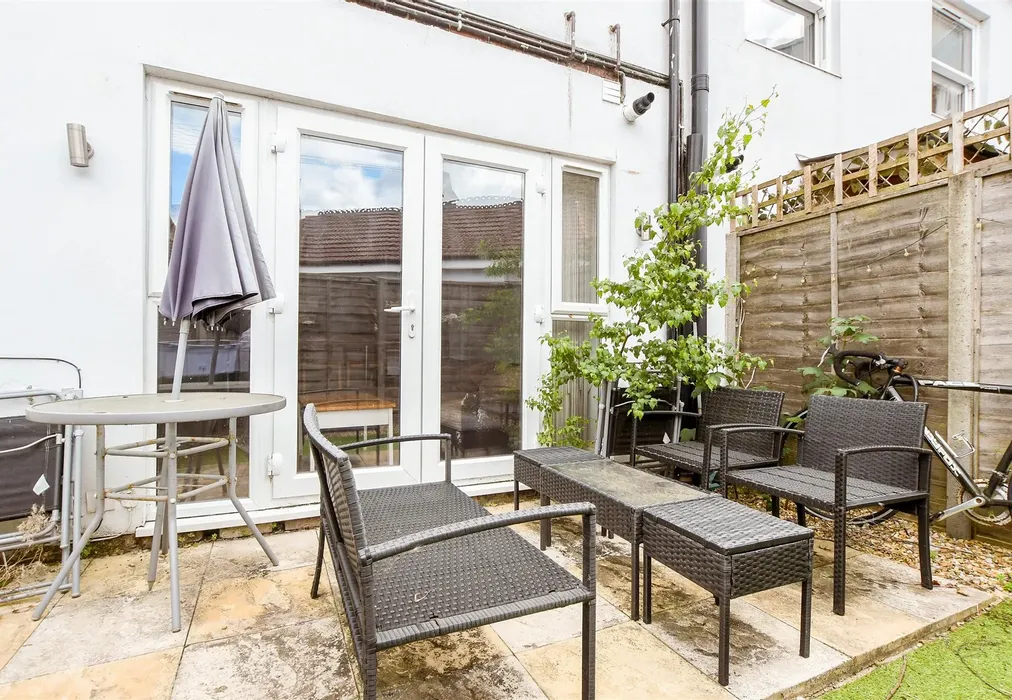 Patio / Decking - Yattendon Road, Horley, Surrey - Wards of Kent