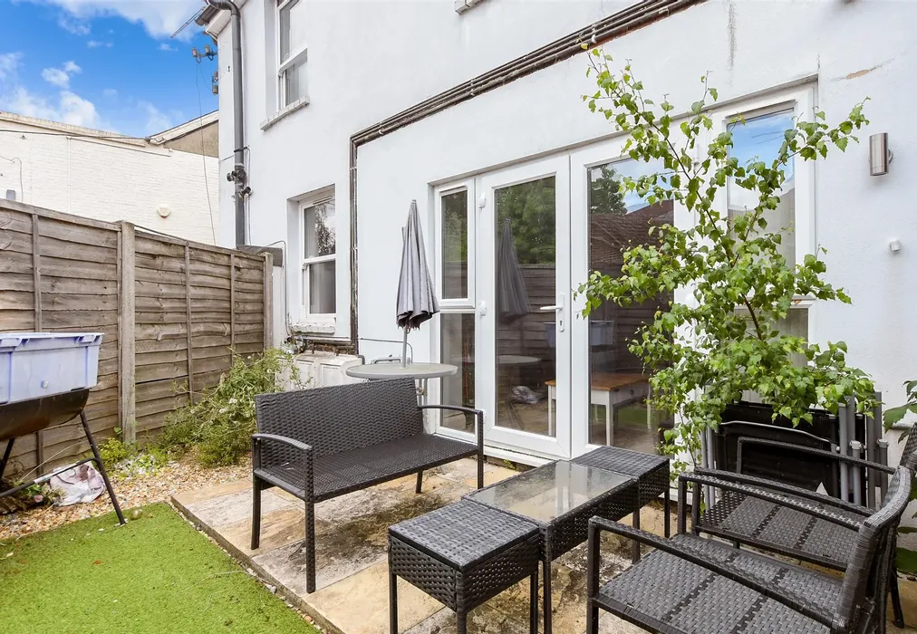 Patio / Decking - Yattendon Road, Horley, Surrey - Wards of Kent