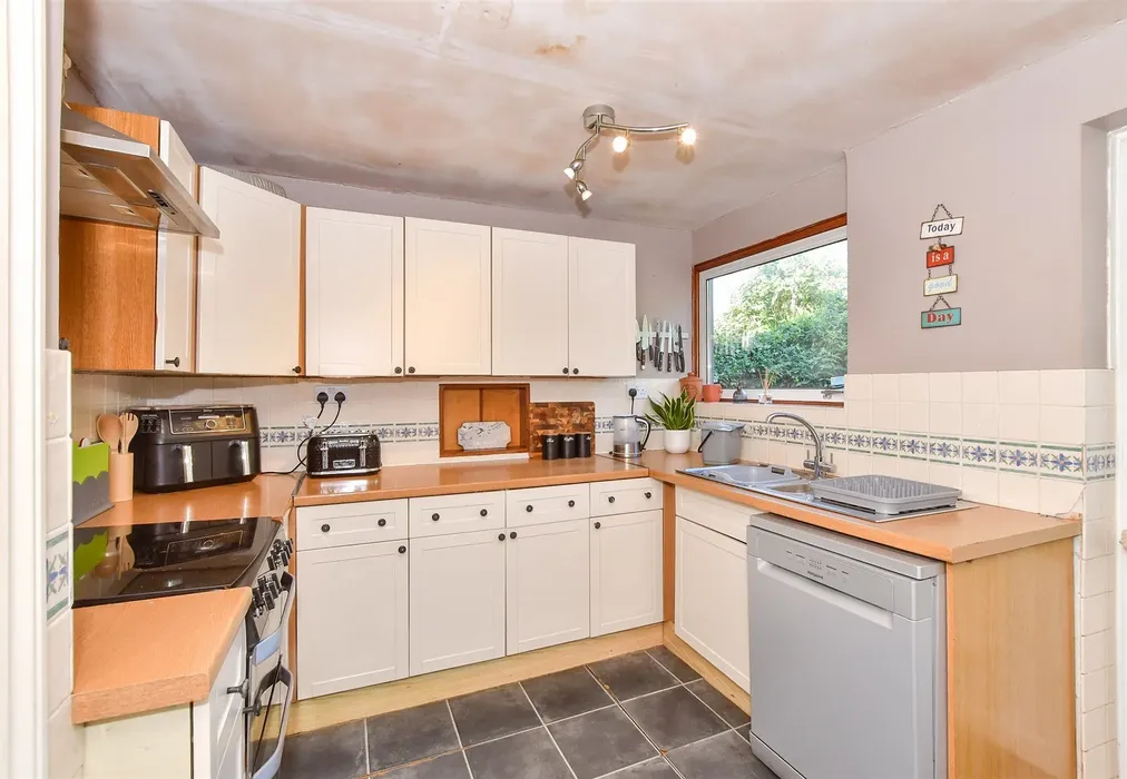 Kitchen - St. Mary's Green, Kennington, Ashford, Kent - Wards of Kent