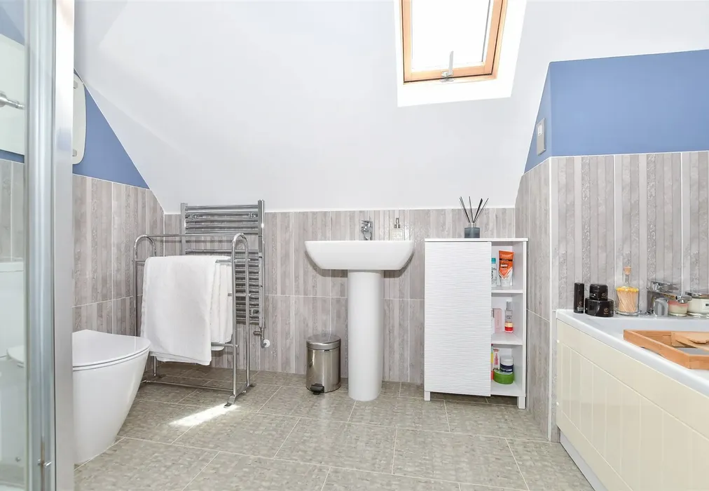 En-Suite Bathroom - Wisteria Drive, Crawley, West Sussex - Wards of Kent