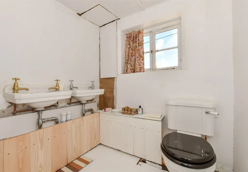 Cloakroom - Silver Street, Deal, Kent - Wards of Kent