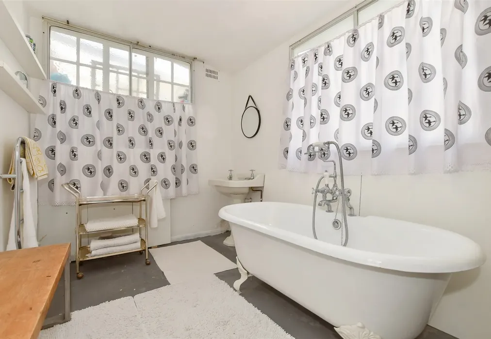 Bathroom - Silver Street, Deal, Kent - Wards of Kent