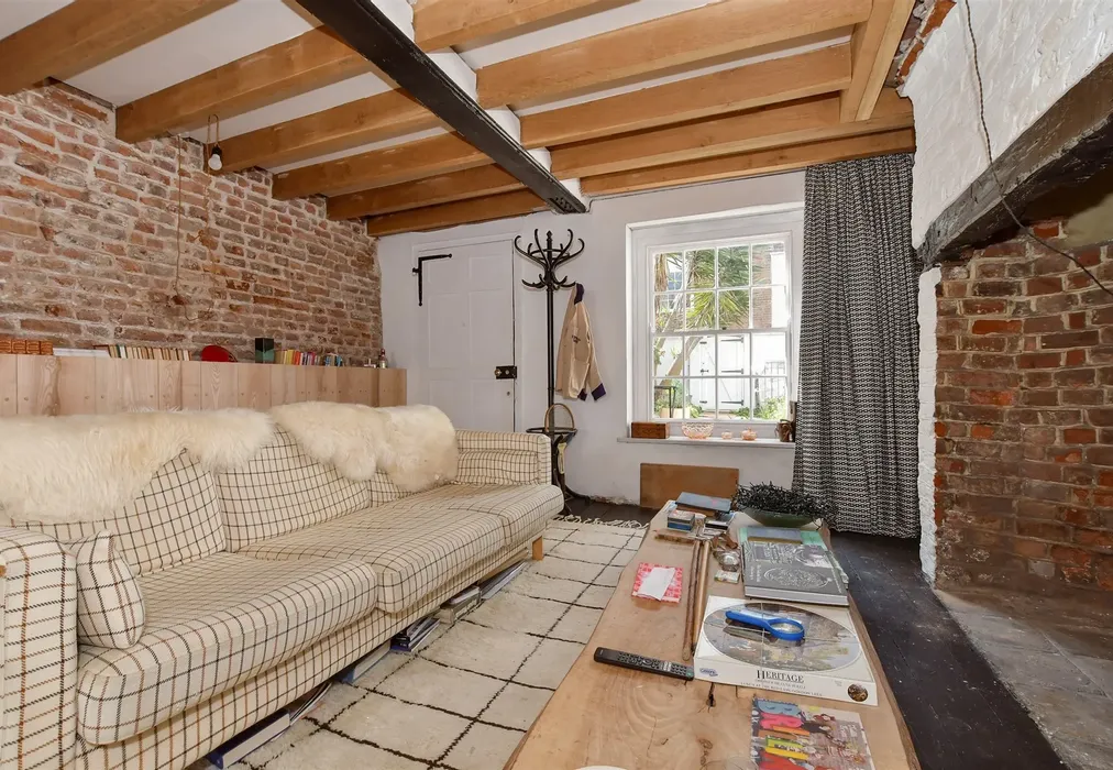 Lounge - Silver Street, Deal, Kent - Wards of Kent