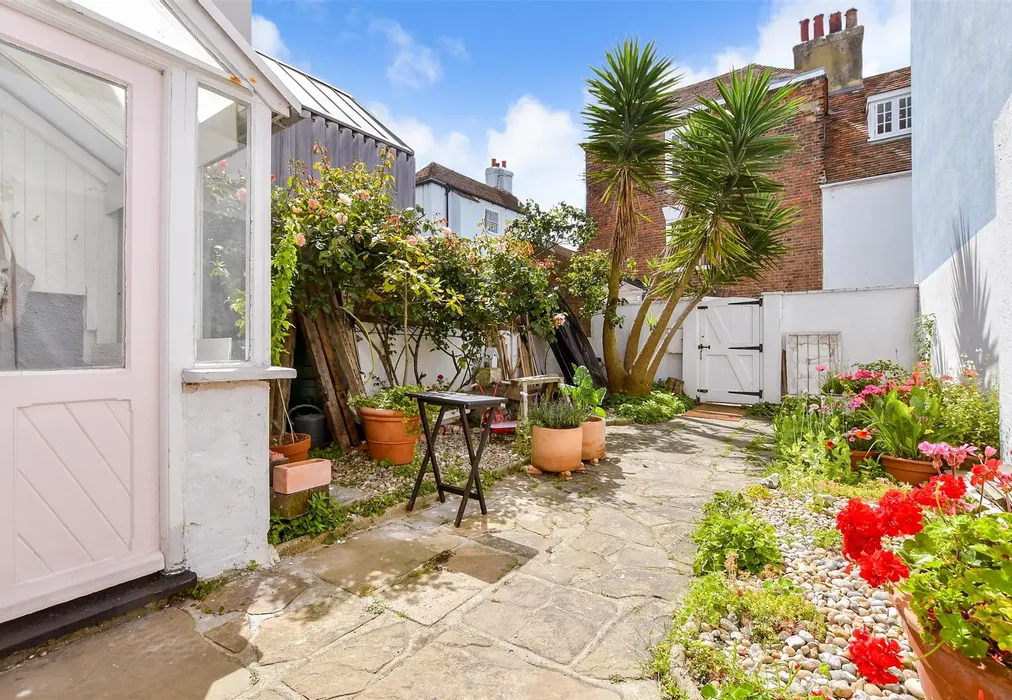 Front Garden - Silver Street, Deal, Kent - Wards of Kent