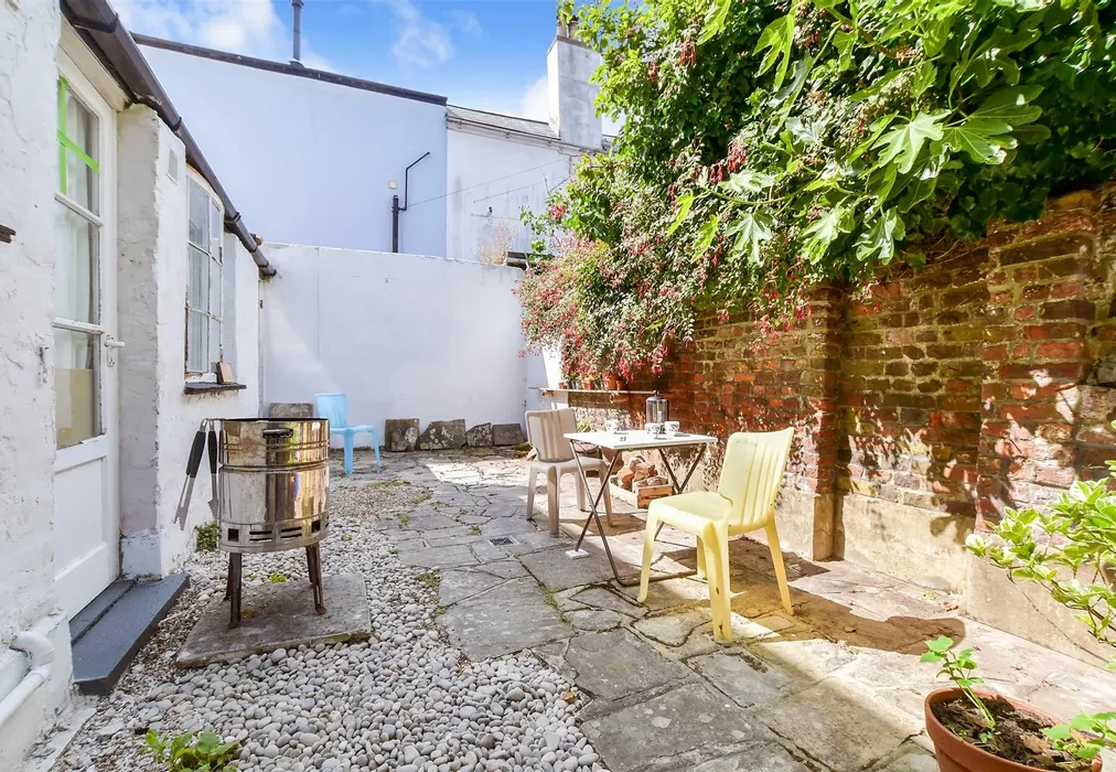 Side Garden - Silver Street, Deal, Kent - Wards of Kent