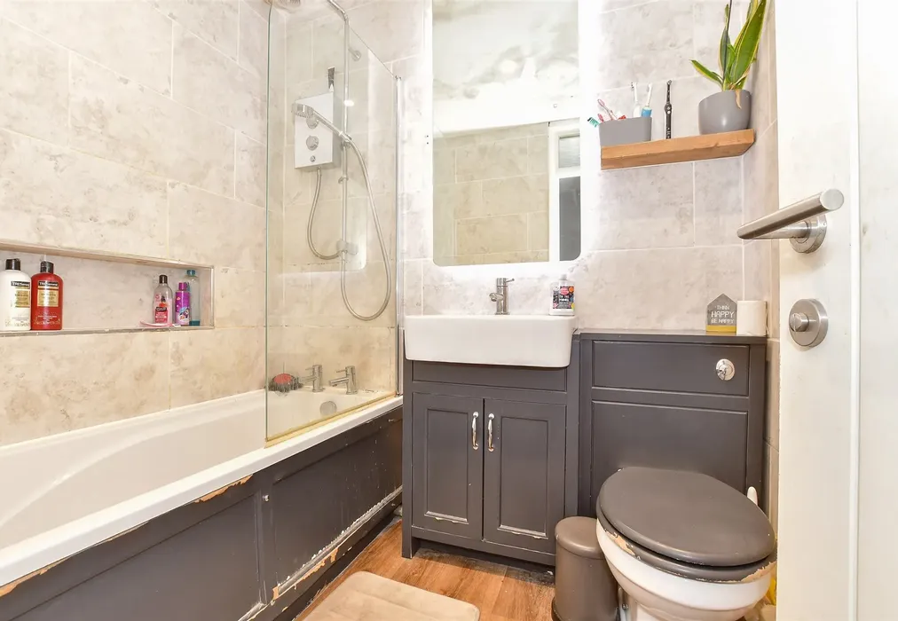 Bathroom - Petteridge Lane, Matfield, Tonbridge, Kent - Wards of Kent