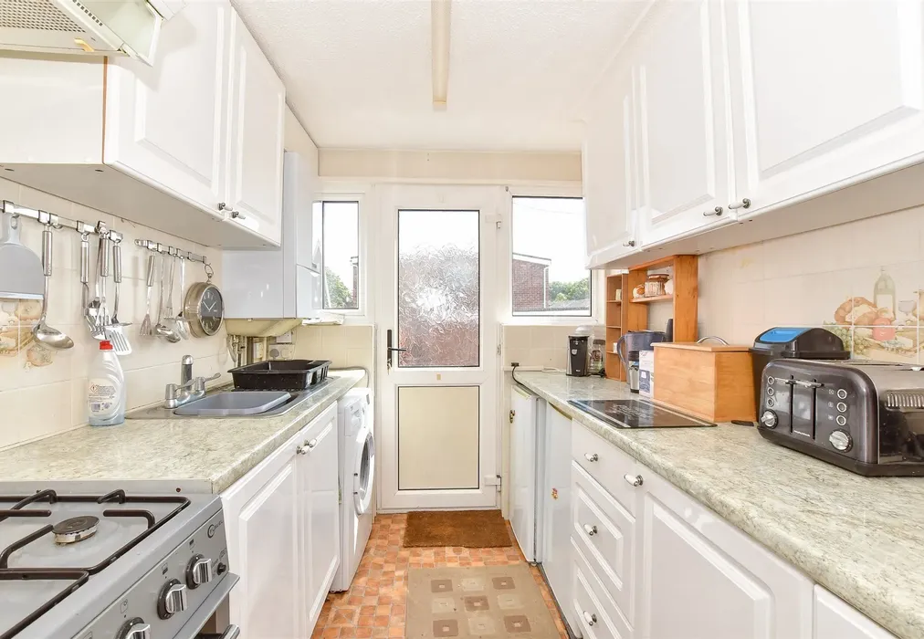 Kitchen - Perowne Way, Sandown, Isle of Wight - Wards of Kent