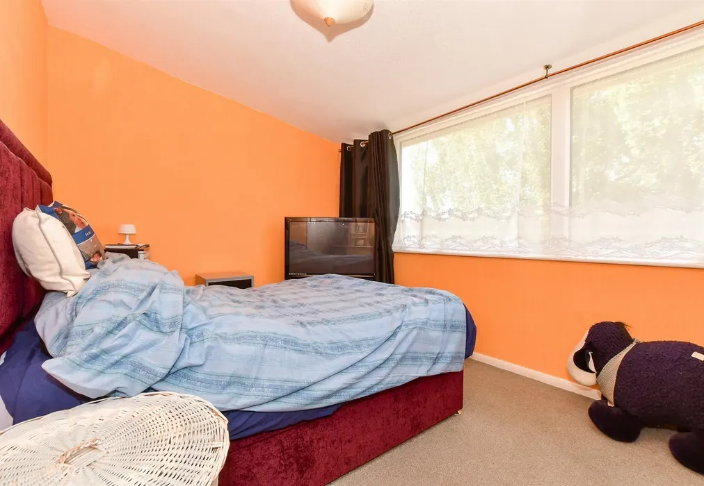 Bedroom 1 - Perowne Way, Sandown, Isle of Wight - Wards of Kent