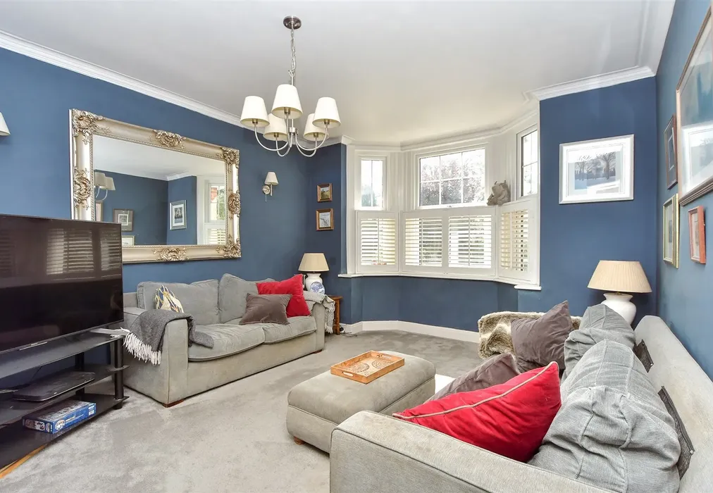 Lounge - Magpie Hall Road, Chatham, Kent - Wards of Kent