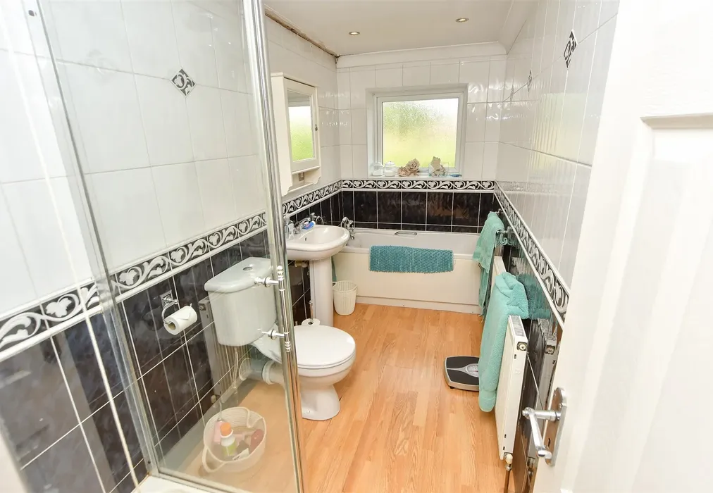 Bathroom - Magpie Hall Road, Chatham, Kent - Wards of Kent