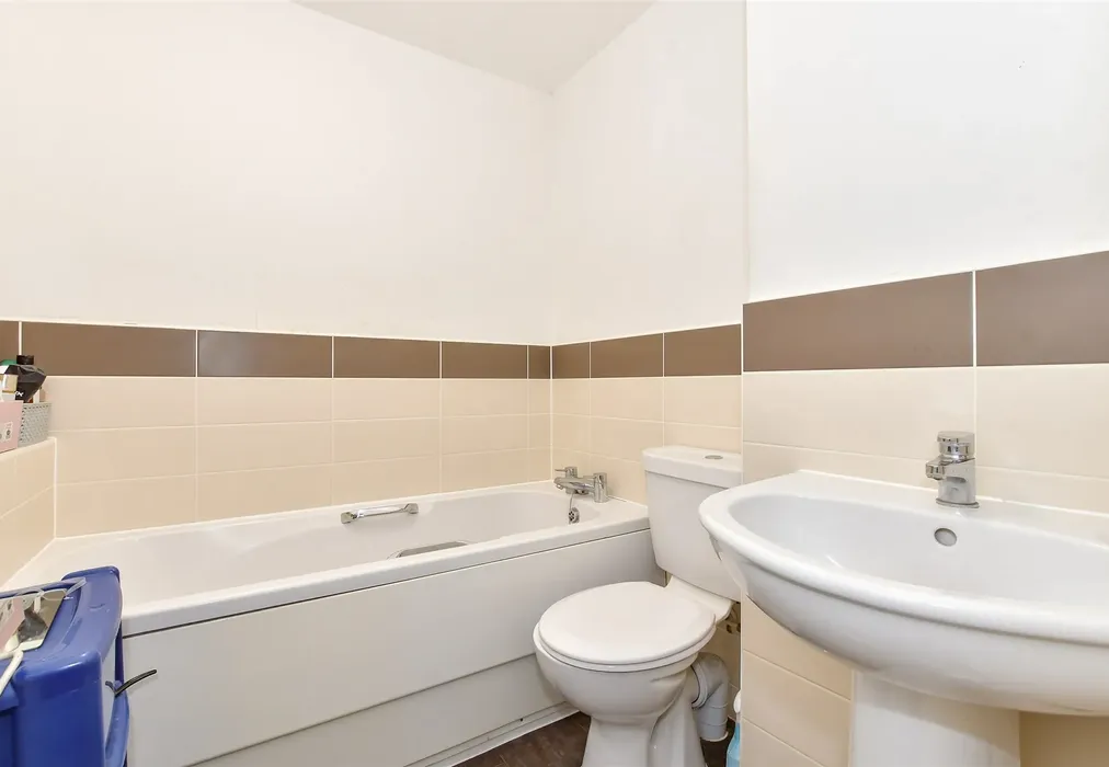 En-Suite Bathroom - Wood Hill Way, Bognor Regis, West Sussex - Wards of Kent