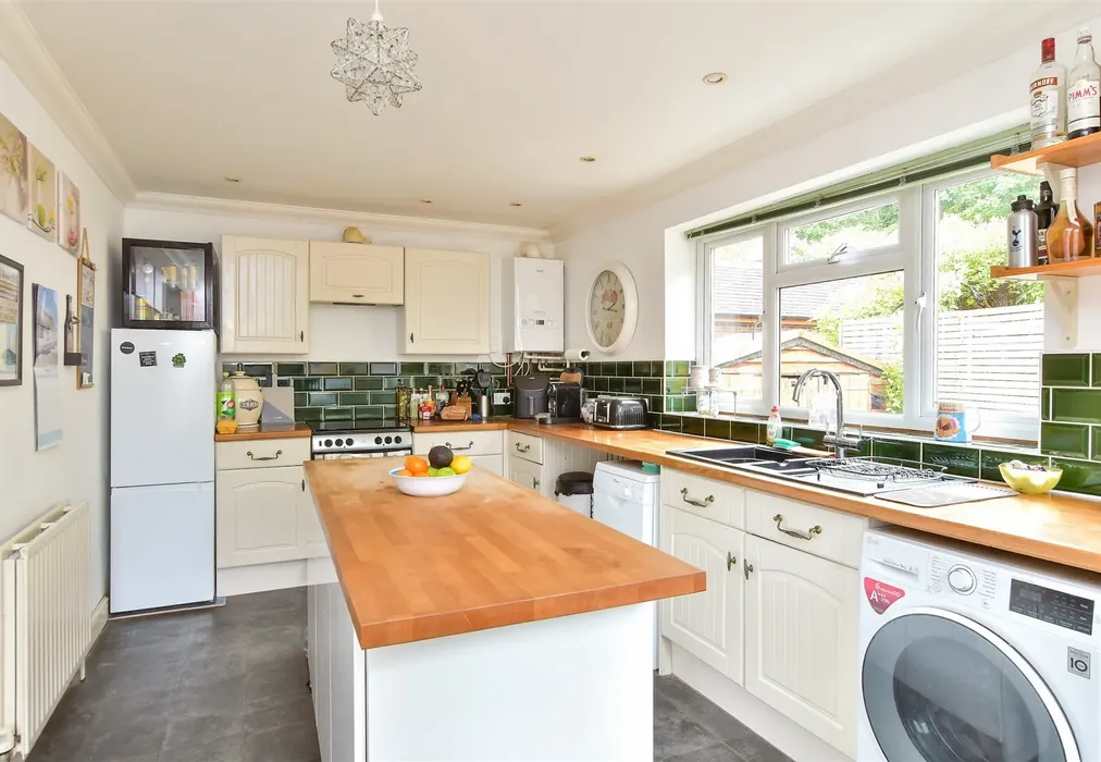 Kitchen - Carden Avenue, Patcham, Brighton, East Sussex - Wards of Kent