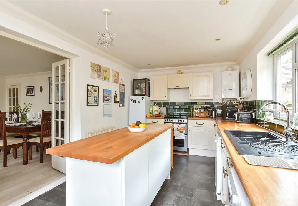 Kitchen - Carden Avenue, Patcham, Brighton, East Sussex - Wards of Kent