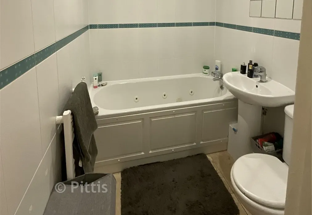 Bathroom - Alpine Road, Ventnor, Isle of Wight - Wards of Kent