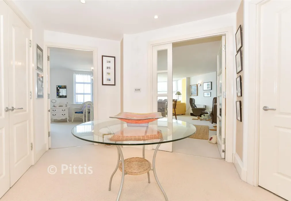 Internal Lifestyle Photograph - Church Street, Ventnor, Isle of Wight - Wards of Kent