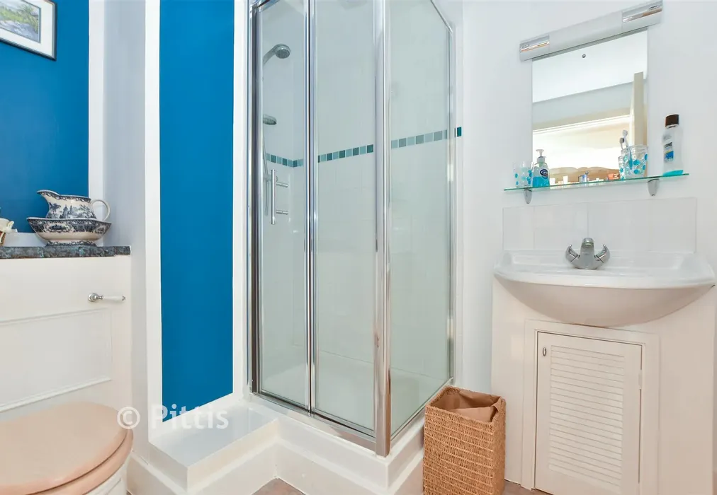 En-Suite - Church Street, Ventnor, Isle of Wight - Wards of Kent