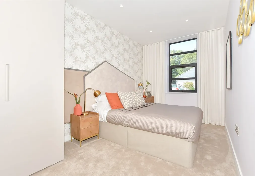 Bedroom 1 - The Fairways, Convent Road, Broadstairs, Kent - Wards of Kent