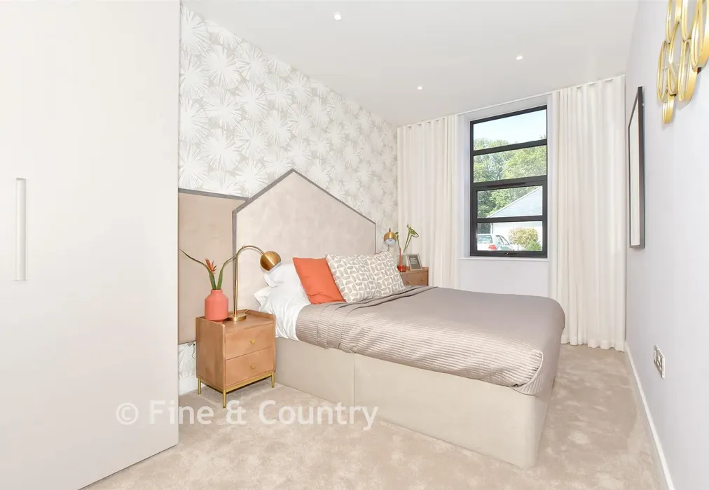 Bedroom 1 - The Fairways, Convent Road, Broadstairs, Kent - Wards of Kent