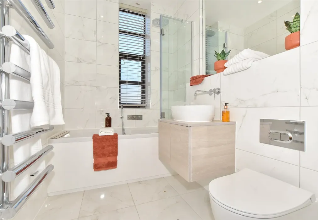 Bathroom - The Fairways, Convent Road, Broadstairs, Kent - Wards of Kent