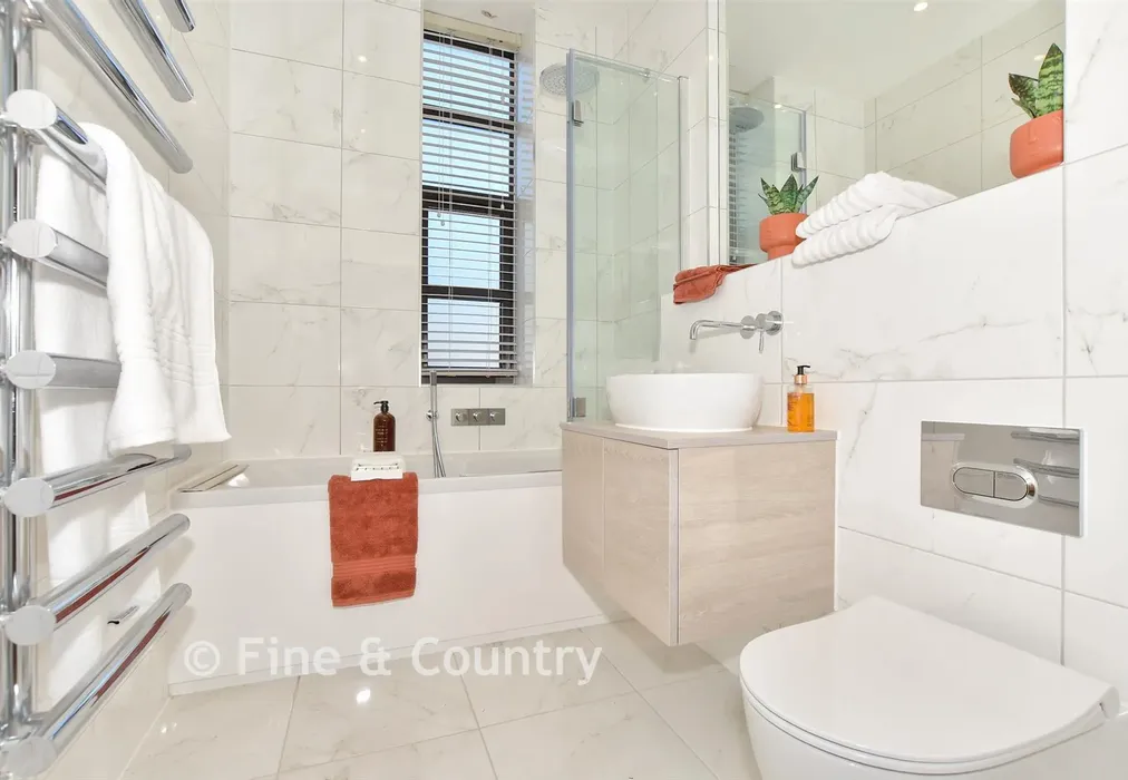 Bathroom - The Fairways, Convent Road, Broadstairs, Kent - Wards of Kent