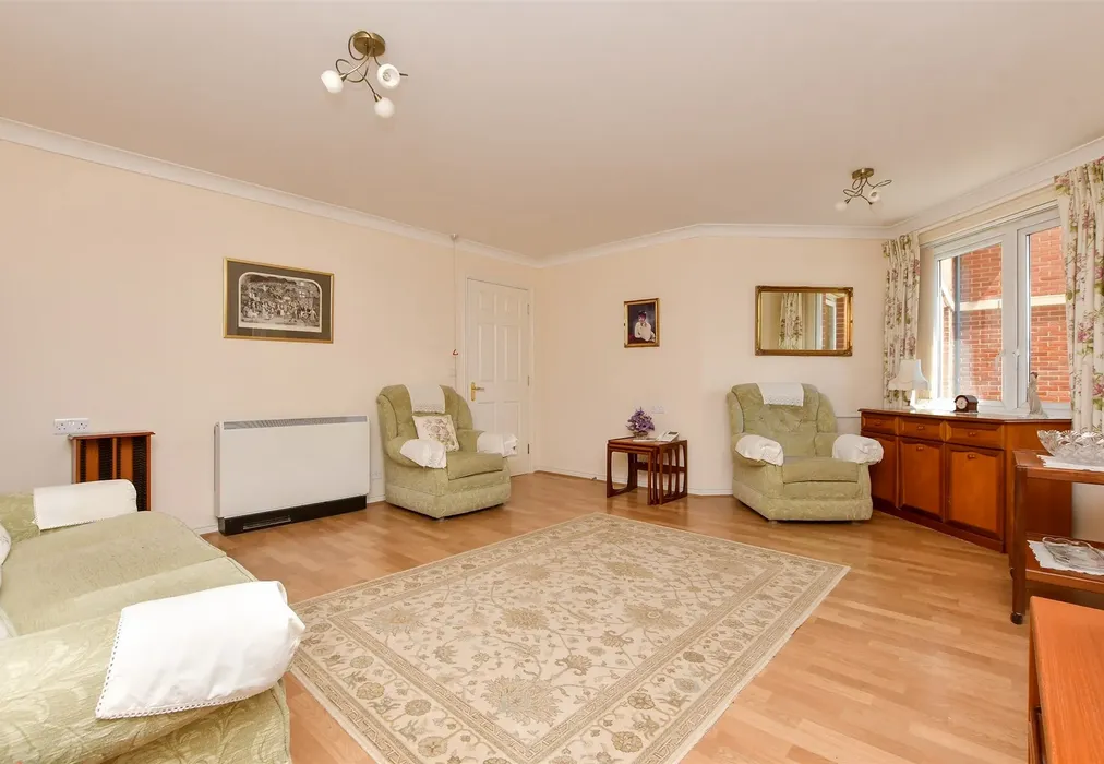 Lounge - Harold Road, Margate, Kent - Wards of Kent