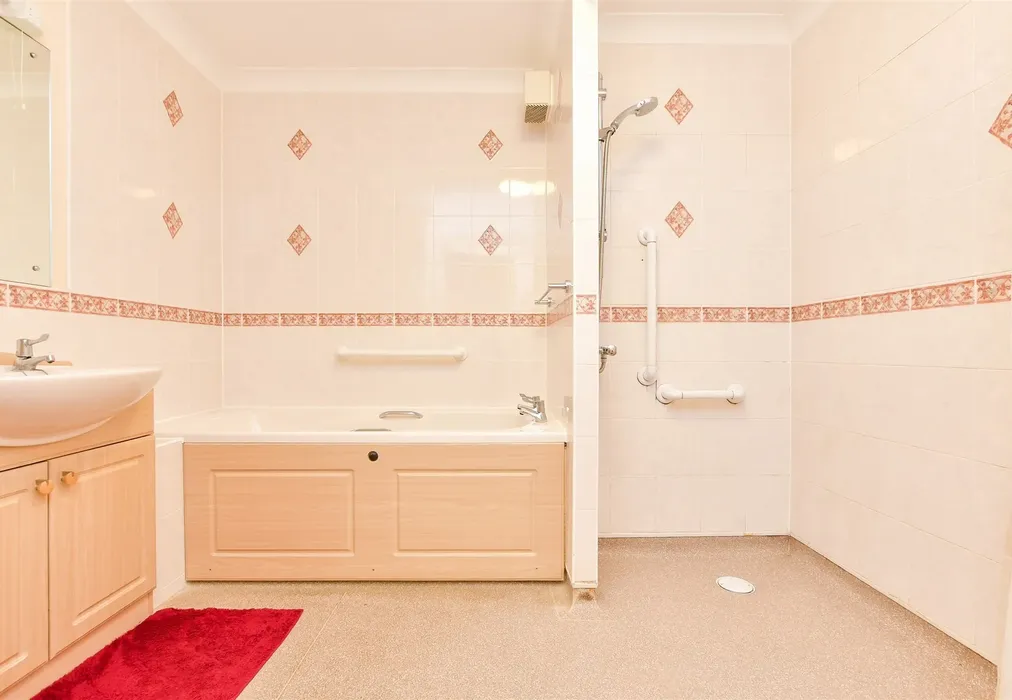 Bathroom - Harold Road, Margate, Kent - Wards of Kent