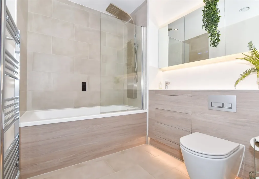 En-Suite Bathroom - Leander Heights, Mill Wood, Maidstone, Kent - Wards of Kent