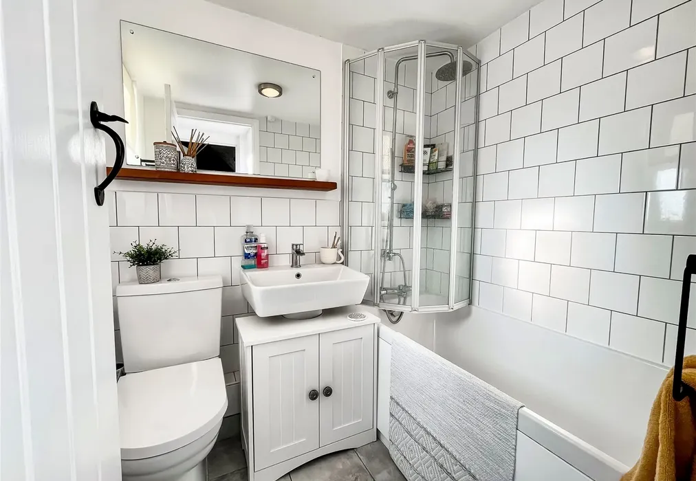 Bathroom - Dymchurch Road, Hythe, Kent - Wards of Kent