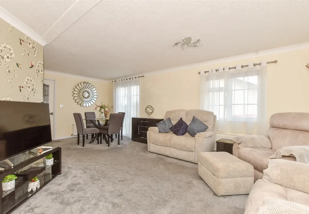Lounge/Diner - Faversham Road, Seasalter, Whitstable, Kent - Wards of Kent