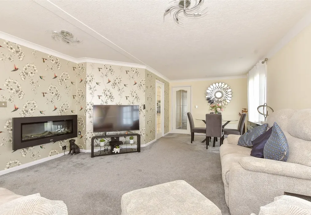 Lounge/Diner - Faversham Road, Seasalter, Whitstable, Kent - Wards of Kent