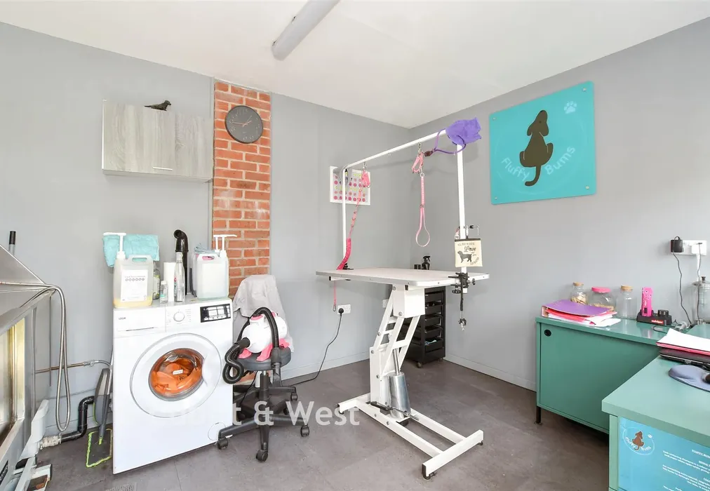 Workshop/Outbuildings - Hewitts Road, Cranleigh, Surrey - Wards of Kent