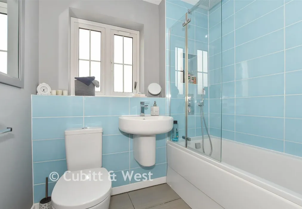 Bathroom - Hewitts Road, Cranleigh, Surrey - Wards of Kent