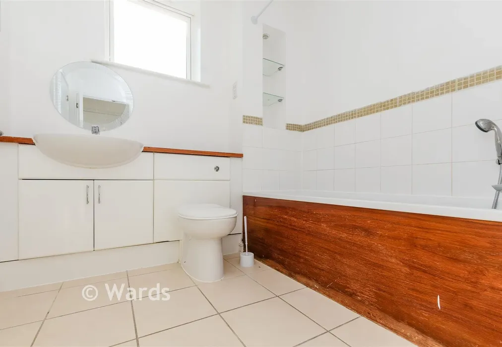 Bathroom - Courtyard Mews, Greenhithe, Kent - Wards of Kent