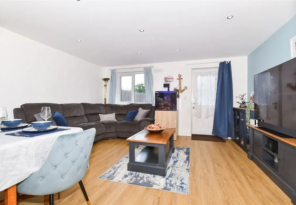 Lounge - Rags Field, Staplehurst, Kent - Wards of Kent