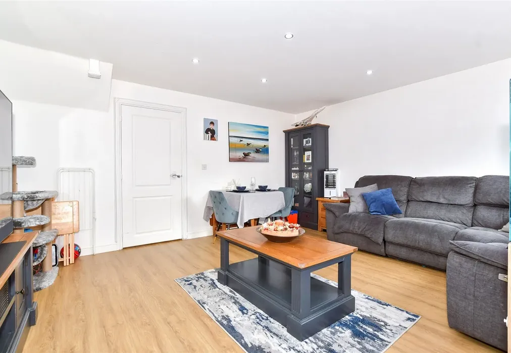 Lounge - Rags Field, Staplehurst, Kent - Wards of Kent