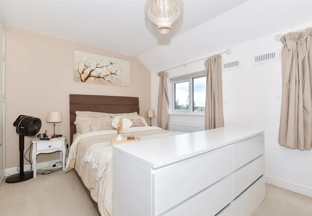 Bedroom 1 - Rags Field, Staplehurst, Kent - Wards of Kent