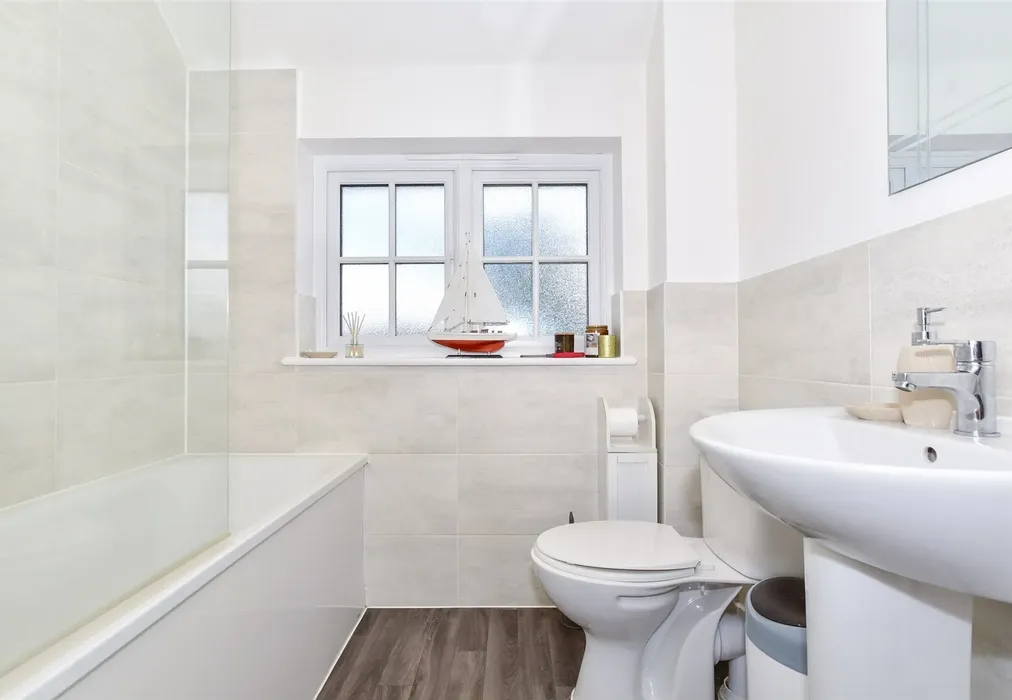 Bathroom - Rags Field, Staplehurst, Kent - Wards of Kent