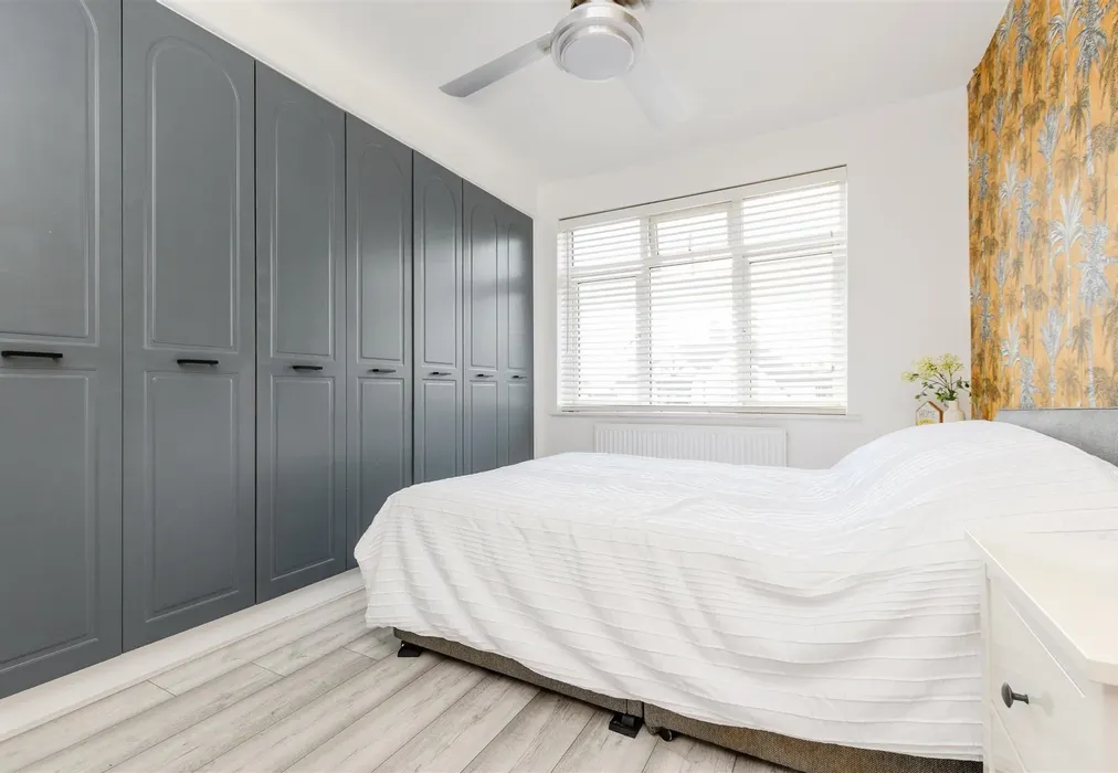 Bedroom 1 - Glenview, London - Wards of Kent