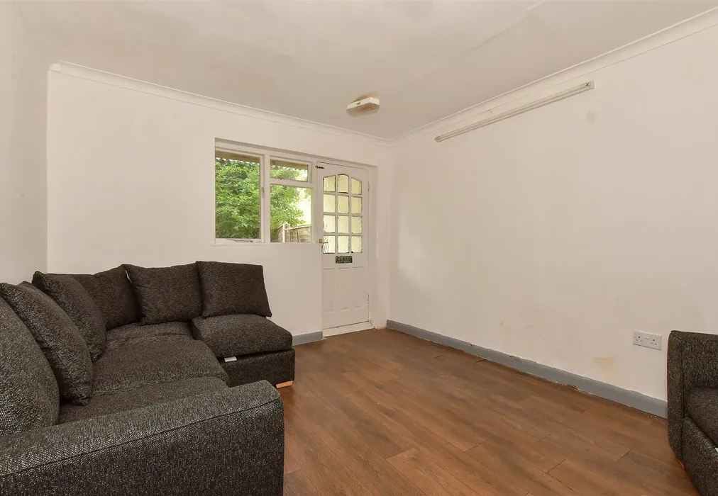 Lounge/ Bedroom - Whitstable Road, Canterbury, Kent - Wards of Kent