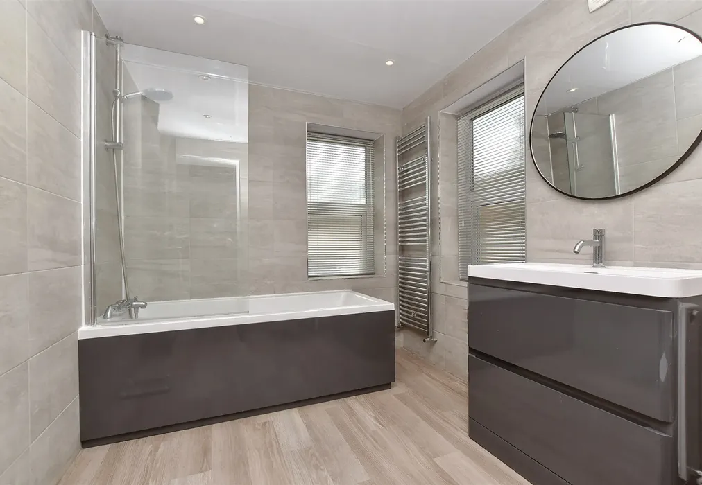 Bathroom - Tharp Road, Wallington, Surrey - Wards of Kent