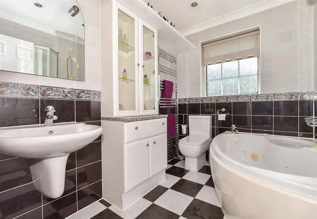 Bathroom - Middle Deal Road, Deal, Kent - Wards of Kent
