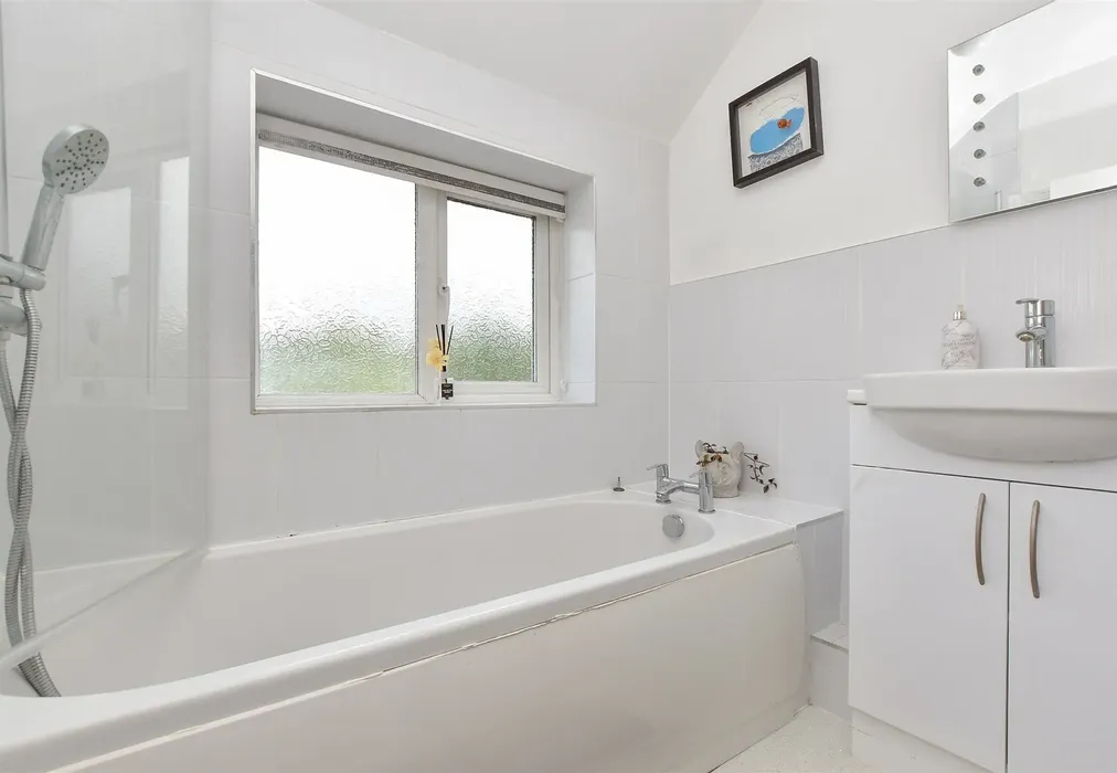 Bathroom - Bristow Road, Beddington, Surrey - Wards of Kent