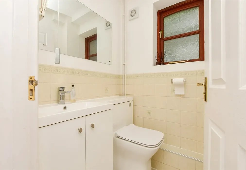 Bathroom - Old Kingsdown Close, Broadstairs, Kent - Wards of Kent